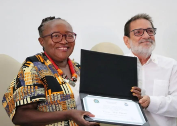Trabalhadoras domésticas aplaudem Creuza Oliveira pelo Título de Doutora Honoris Causa